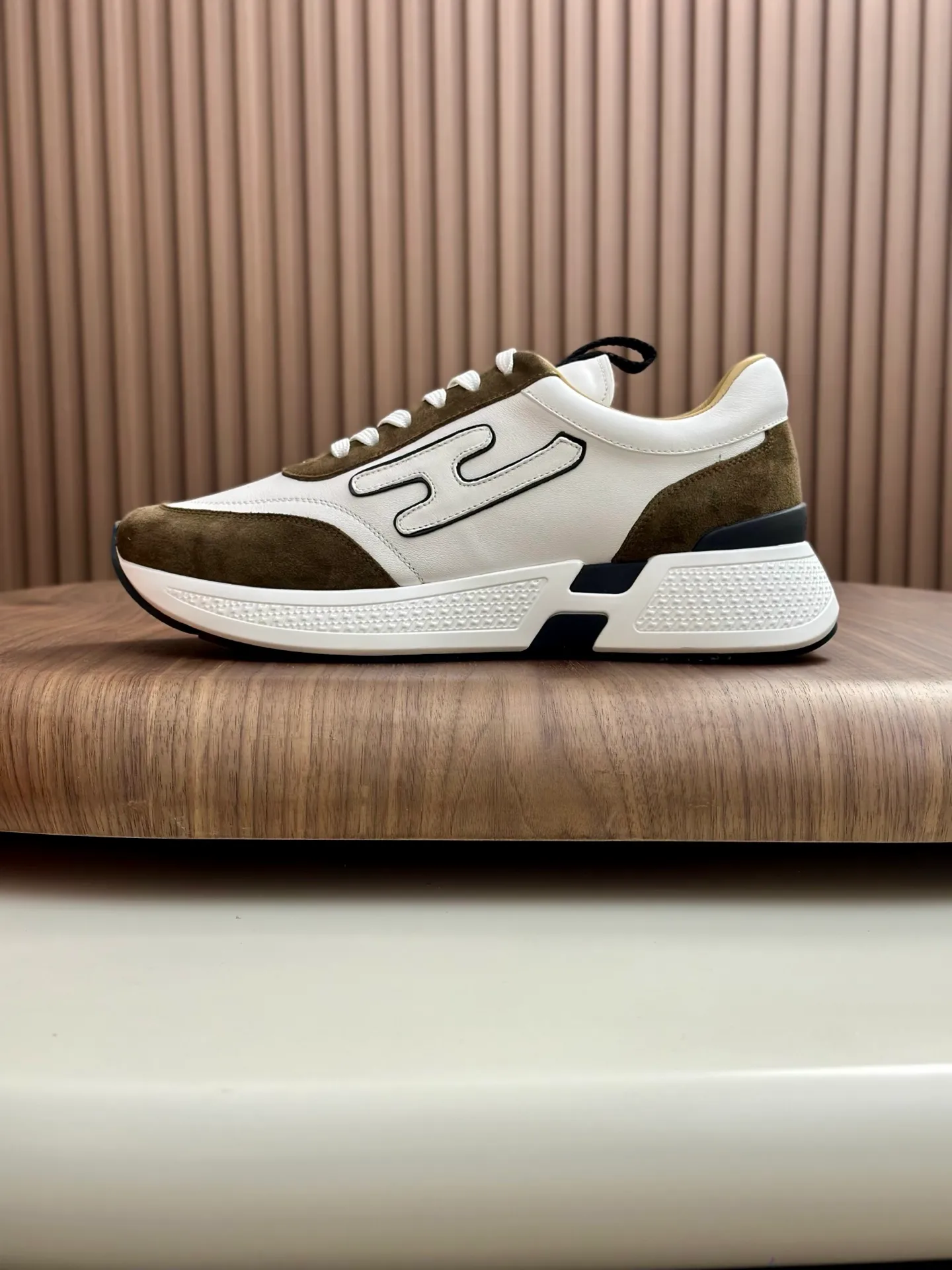 [HERMES] Hermès men's shoes 💰840💰 - High-end quality original order - Upper: 🔝 tumbled calfskin, brand canvas cloth, shoe body sewn with ´H´ pattern - Lining: water-dyed cowhide - Outsole: ultra-light T men's shoes 💰U foam rubber; two-color molded outsole - Ultra-high quality control, fine workmanship: highlighted (high-end, luxury, grade) -Size :39-44 (38, 45, can be customized)